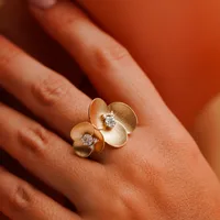 ANEL EM OURO AMARELO COM BRILHANTES FLOR DUPLA 0,20CT COLECAO PETALA
