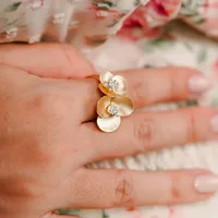 ANEL EM OURO AMARELO COM BRILHANTES FLOR DUPLA 0,20CT COLECAO PETALA