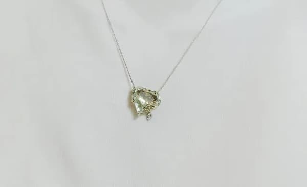 CORRENTE EM OURO AMARELO CORACAO PRASIOLITA COM COM BRILHATES 0,02 CTS