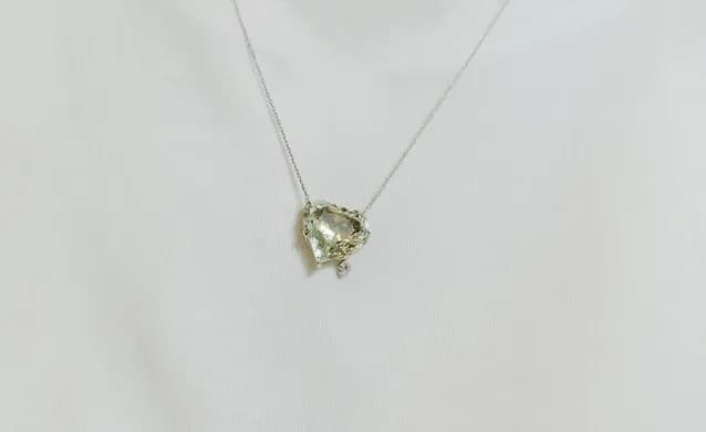 CORRENTE EM OURO AMARELO CORACAO PRASIOLITA COM COM BRILHATES 0,02 CTS